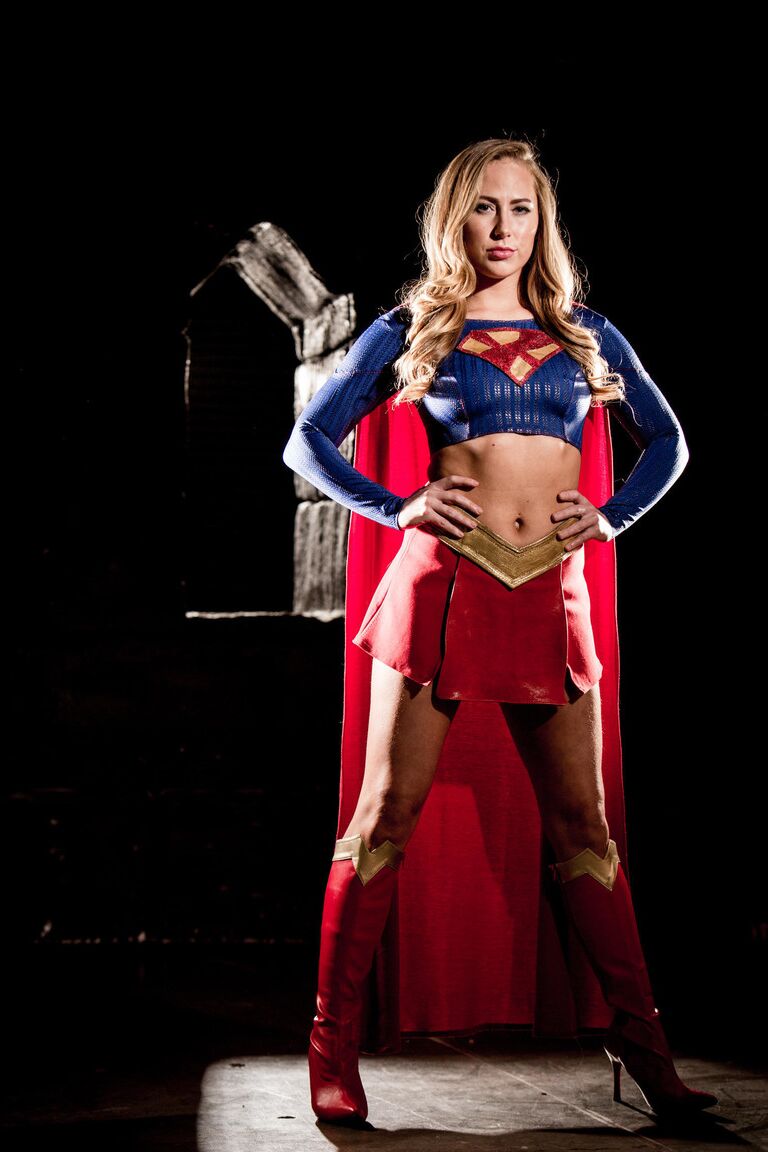21P Supergirl tesão Carter Cruise dá um BJ e é fodida por um vilão