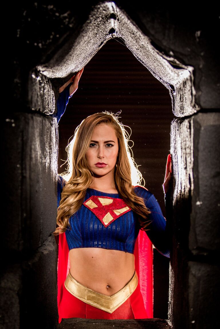 21P Supergirl tesão Carter Cruise dá um BJ e é fodida por um vilão