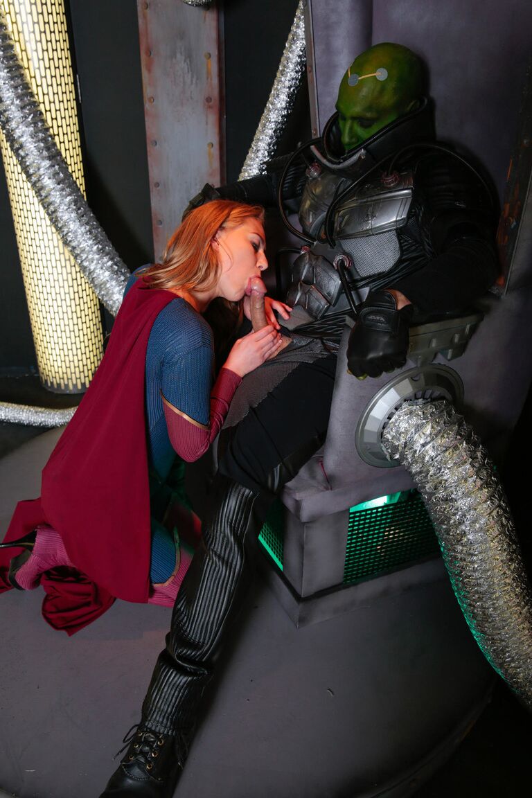 21P Supergirl tesão Carter Cruise dá um BJ e é fodida por um vilão