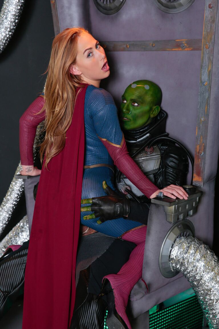 21P Supergirl tesão Carter Cruise dá um BJ e é fodida por um vilão