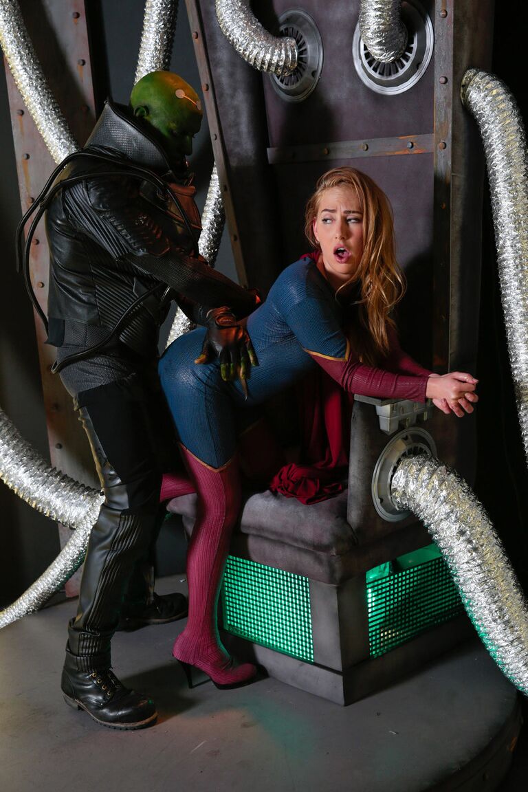 21P Supergirl tesão Carter Cruise dá um BJ e é fodida por um vilão