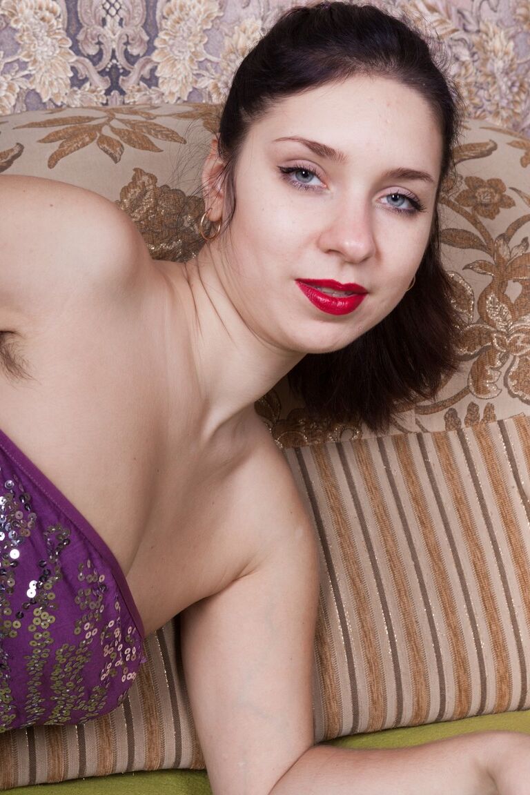 18P Tanita, modèle brune et pâle, enlève sa robe à paillettes pour montrer son trou poilu béant.