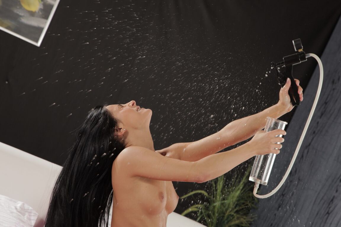 21P Das sexy tschechische Mädchen Lexi Dona pinkelt, bevor sie ihre Möse pumpt und spielt