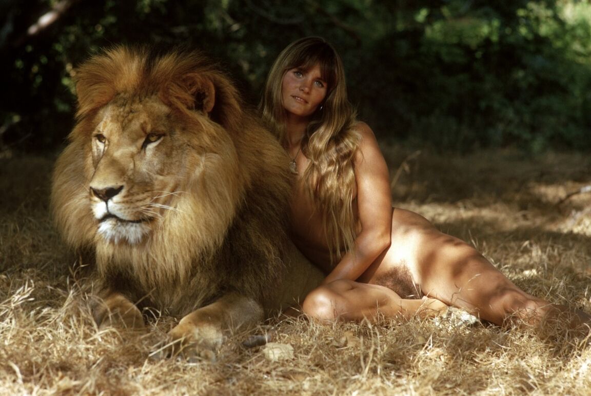 12P Nature girl Susan Backlinie com peitos pequenos posa nua ao ar livre com leão