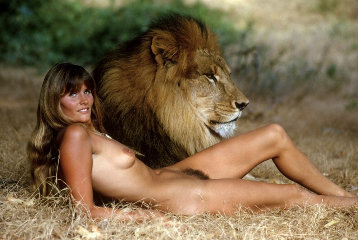 12P Nature girl Susan Backlinie com peitos pequenos posa nua ao ar livre com leão