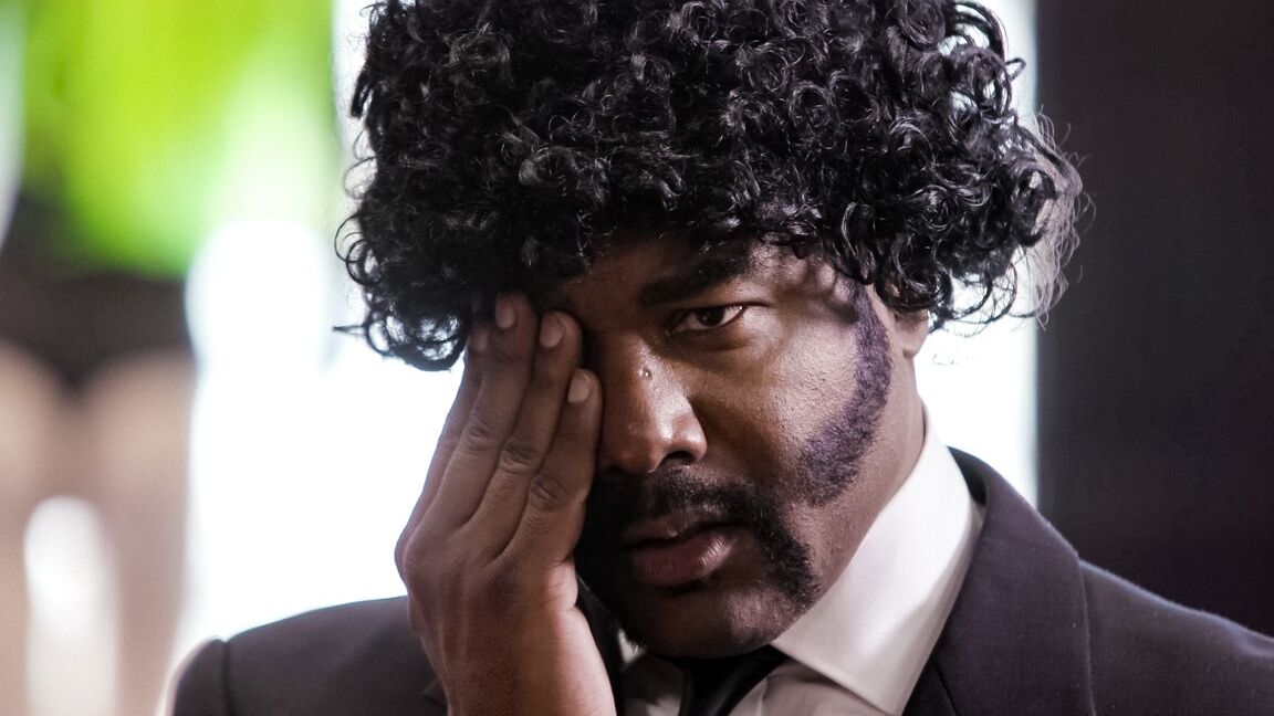 15P Garota loira sexy chupa a porra de um galo negro dentro de um veículo