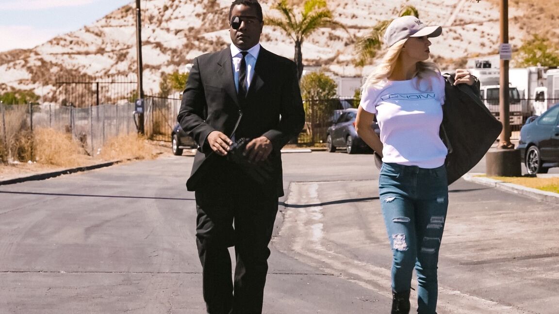 15P Garota loira sexy chupa a porra de um galo negro dentro de um veículo