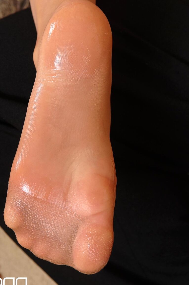 21P La chaude hongroise Ann Marie La Sante huile ses pieds et fait un fantastique footjob