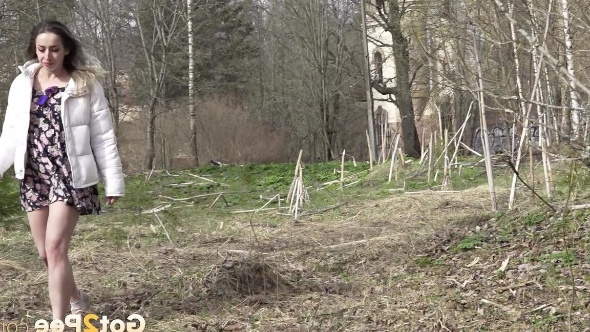 15P European babe pees over the ground outside