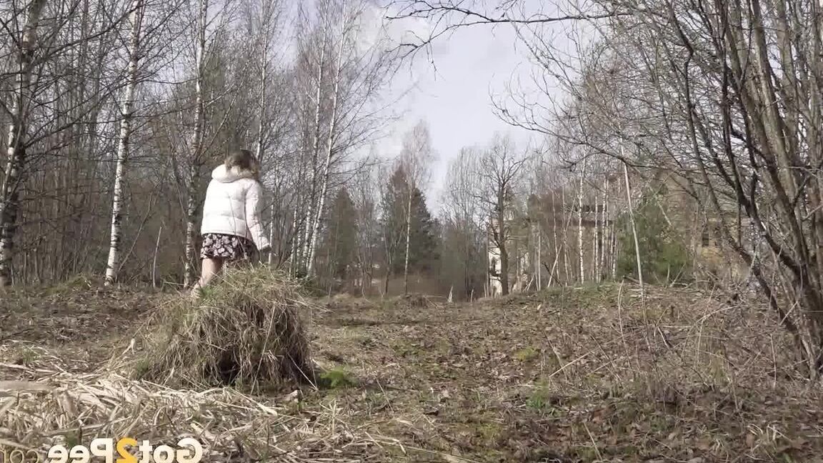 15P European babe pees over the ground outside