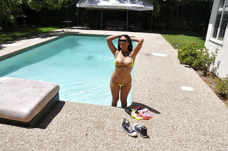 Cassandra Cruz, une latina 16P, taquine une grosse bite en plein air au bord de la piscine.