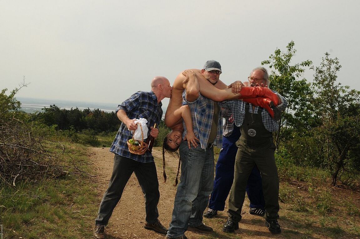 17P Great babe gets pissed on and humped by four mighty schlongs outdoors