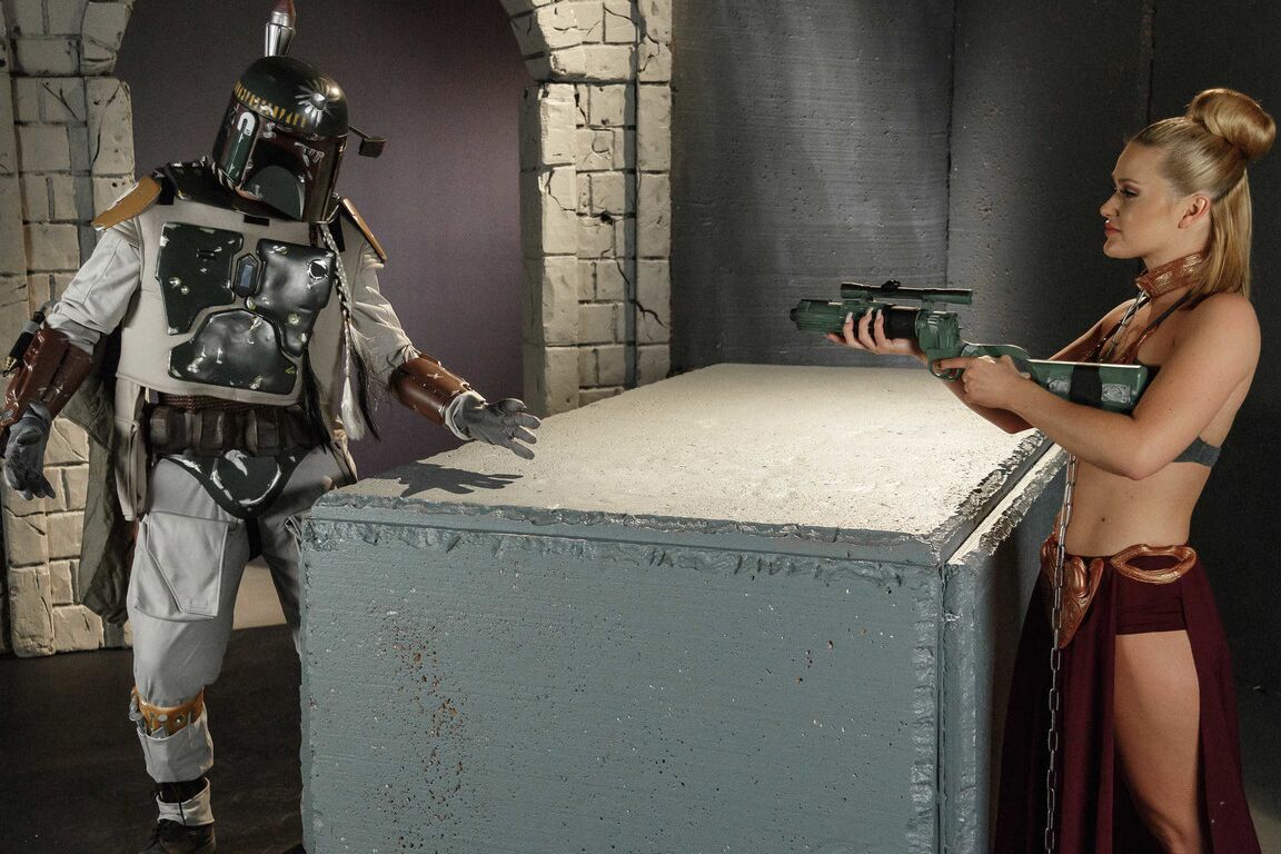 21P La beauté du cosplay Abby Cross baise le ravisseur