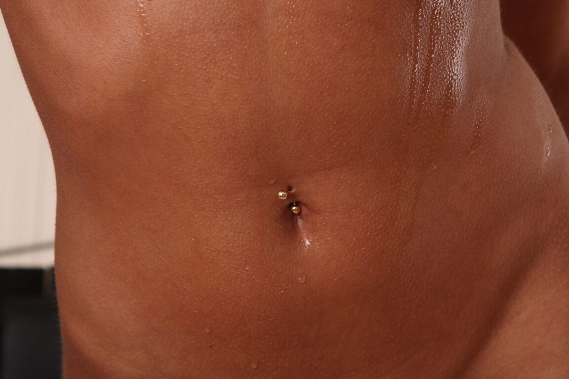 21P Petite cutie Silvie mostra seus seios pequenos e faz xixi enquanto se masturba