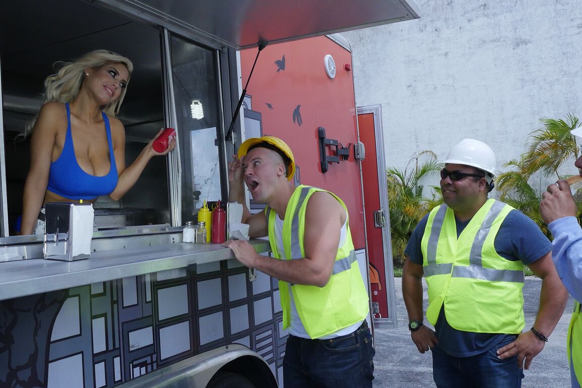 21P A fornecedora peituda Bridgette B gosta de sexo hardcore enquanto está em seu food truck