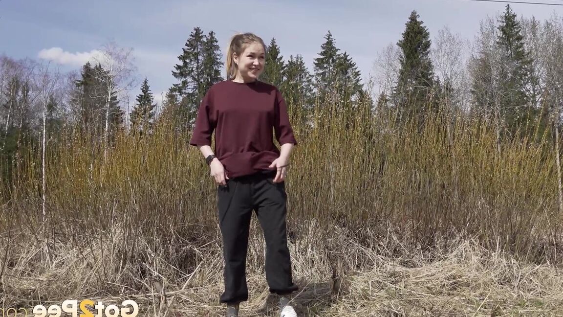 15P European babe squats on wasteland to piss