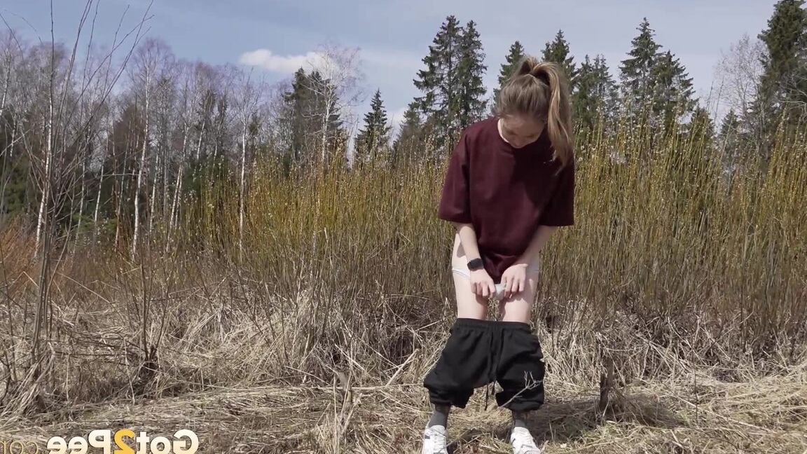 15P European babe squats on wasteland to piss