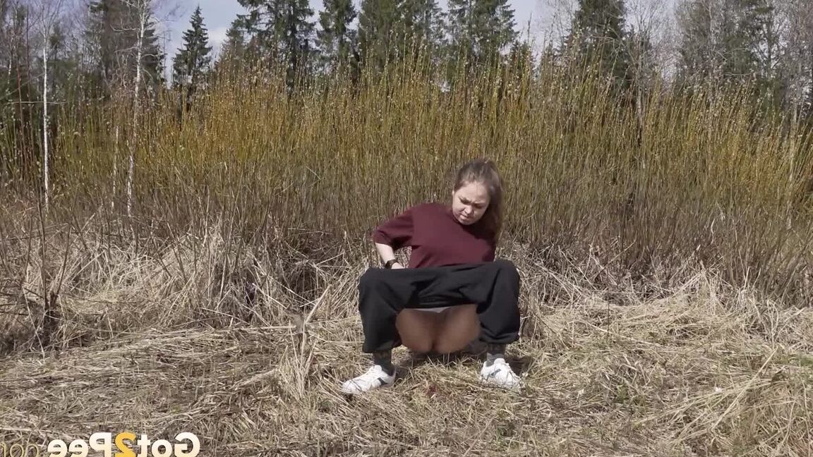 15P European babe squats on wasteland to piss