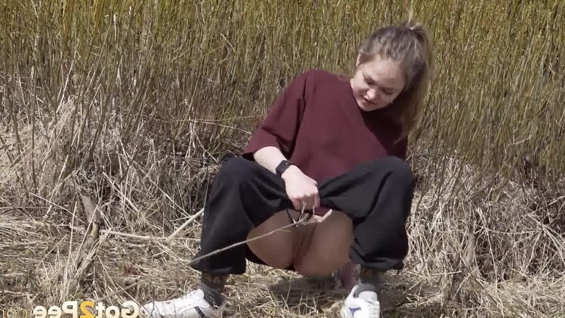 15P European babe squats on wasteland to piss