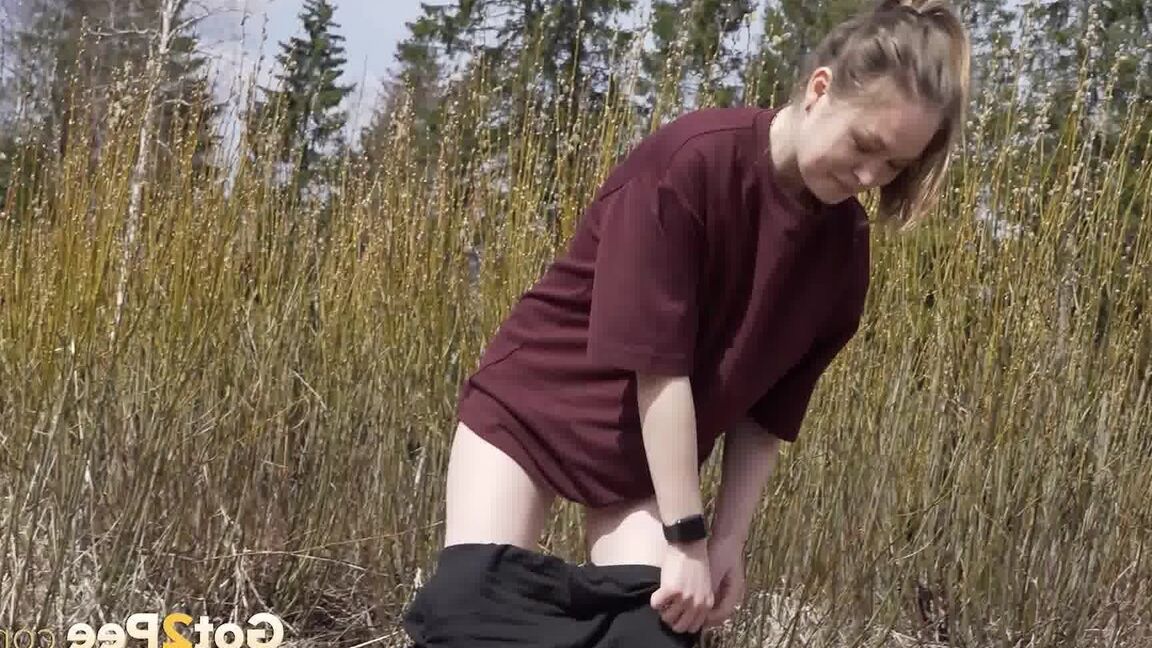 15P European babe squats on wasteland to piss