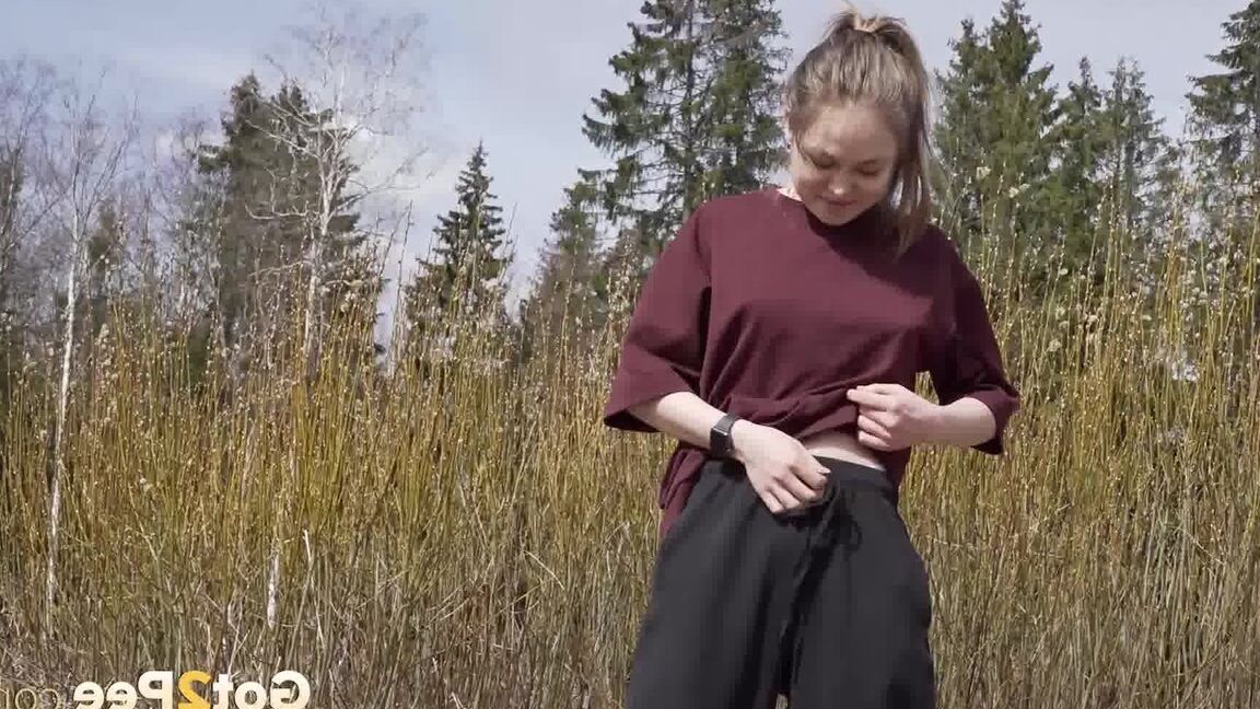 15P European babe squats on wasteland to piss