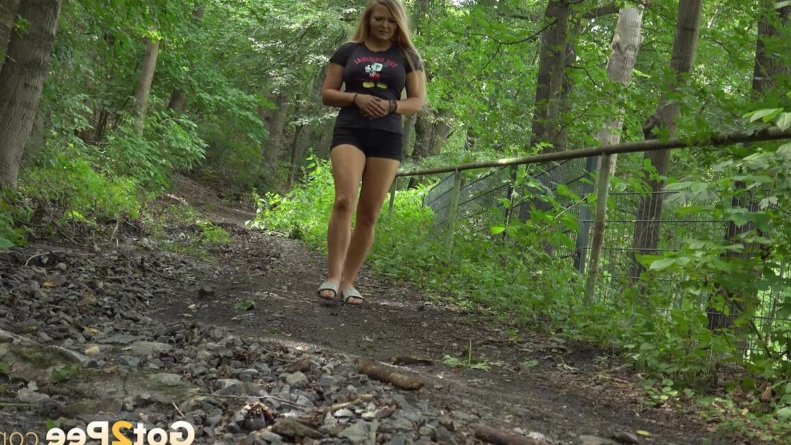 15P La superbe blonde Jena Lovely fait pipi dans les bois