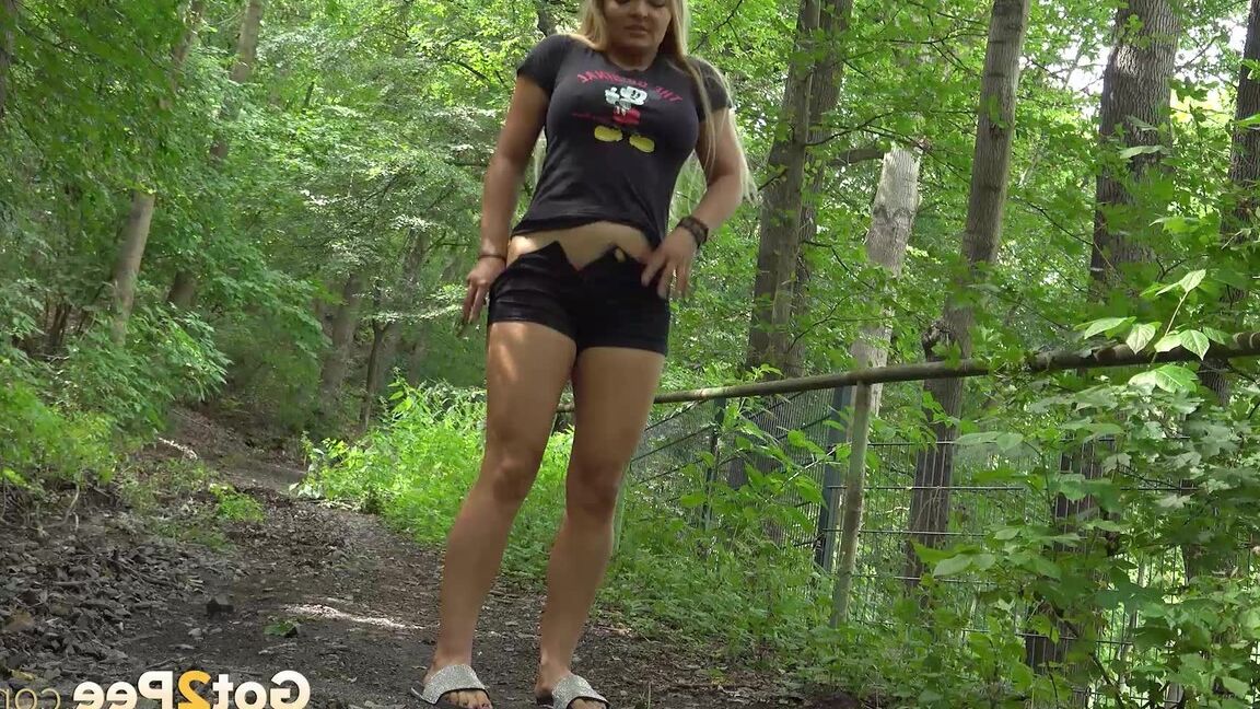 15P La superbe blonde Jena Lovely fait pipi dans les bois