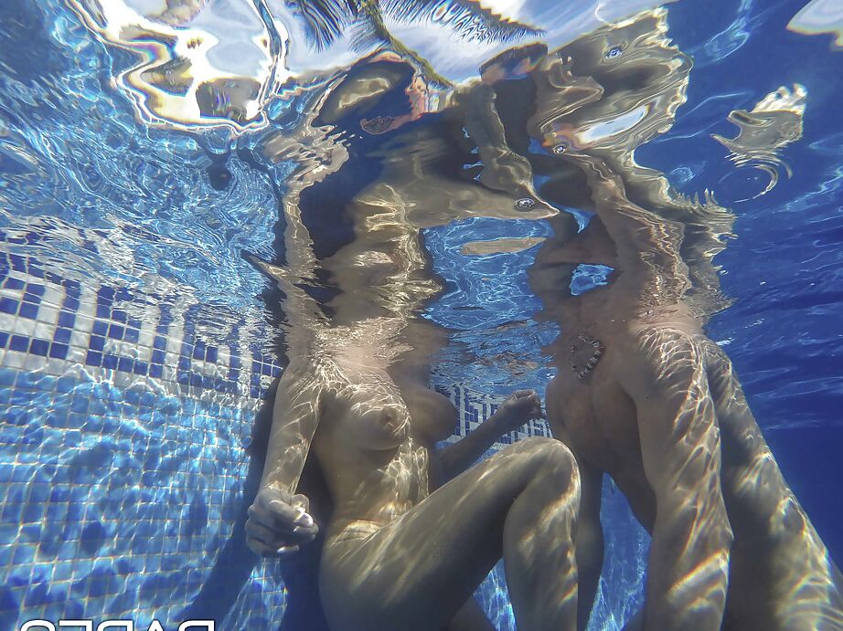 16P Martina Gold y su novio se divierten bajo el agua antes del sexo anal en la piscina