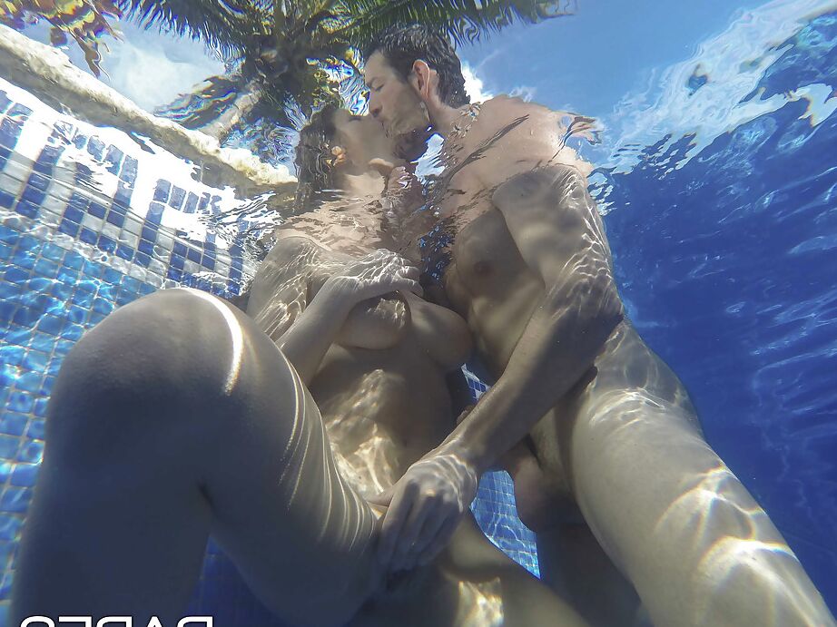 16P Martina Gold y su novio se divierten bajo el agua antes del sexo anal en la piscina
