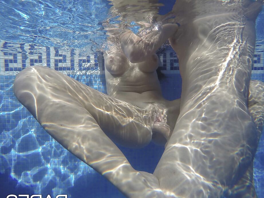 16P Martina Gold y su novio se divierten bajo el agua antes del sexo anal en la piscina