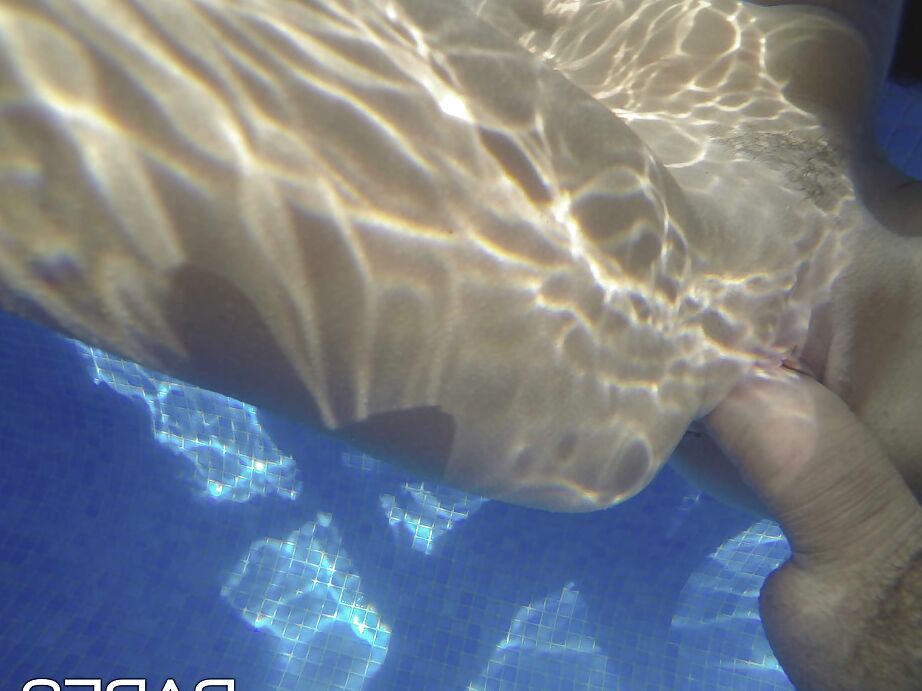 16P Martina Gold y su novio se divierten bajo el agua antes del sexo anal en la piscina