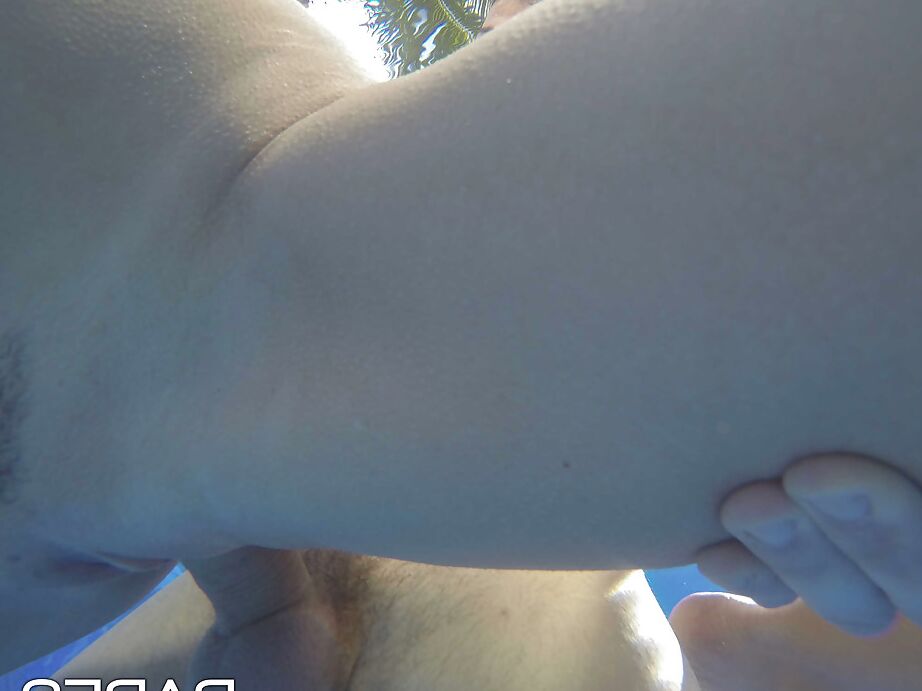 16P Martina Gold y su novio se divierten bajo el agua antes del sexo anal en la piscina