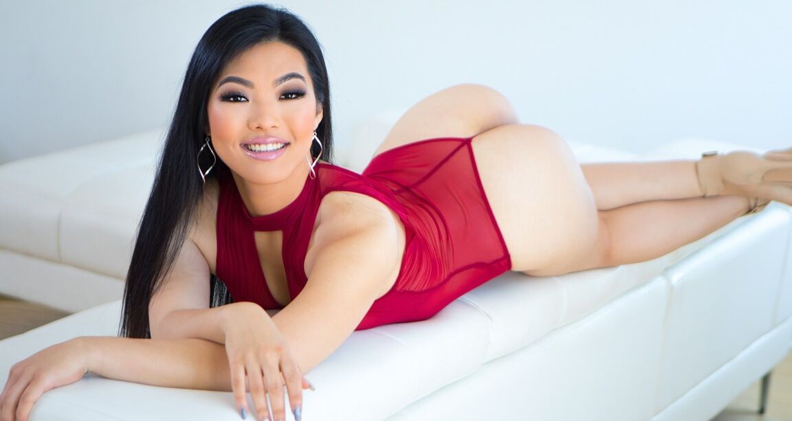 10P Sexpot Nari Park with beautiful smile poses in see-through teddy