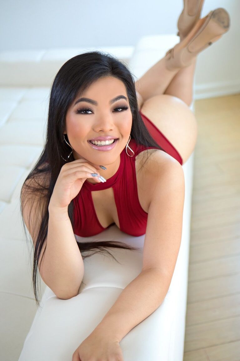 10P Sexpot Nari Park with beautiful smile poses in see-through teddy