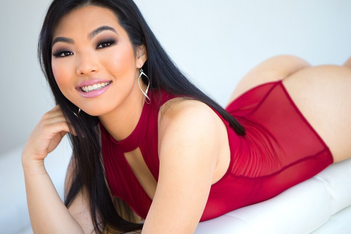 10P Sexpot Nari Park with beautiful smile poses in see-through teddy