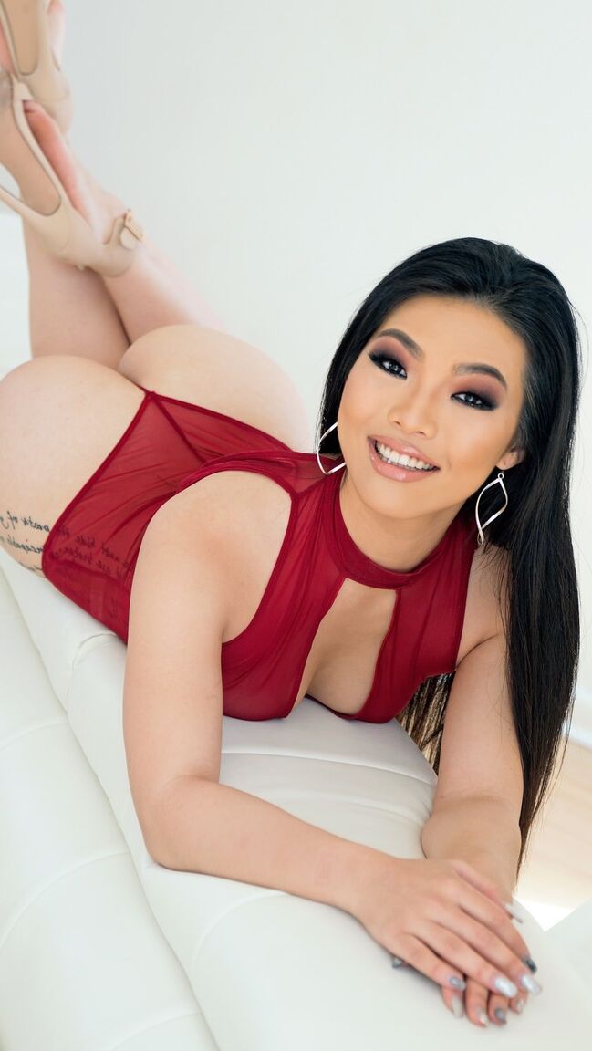 10P Sexpot Nari Park with beautiful smile poses in see-through teddy