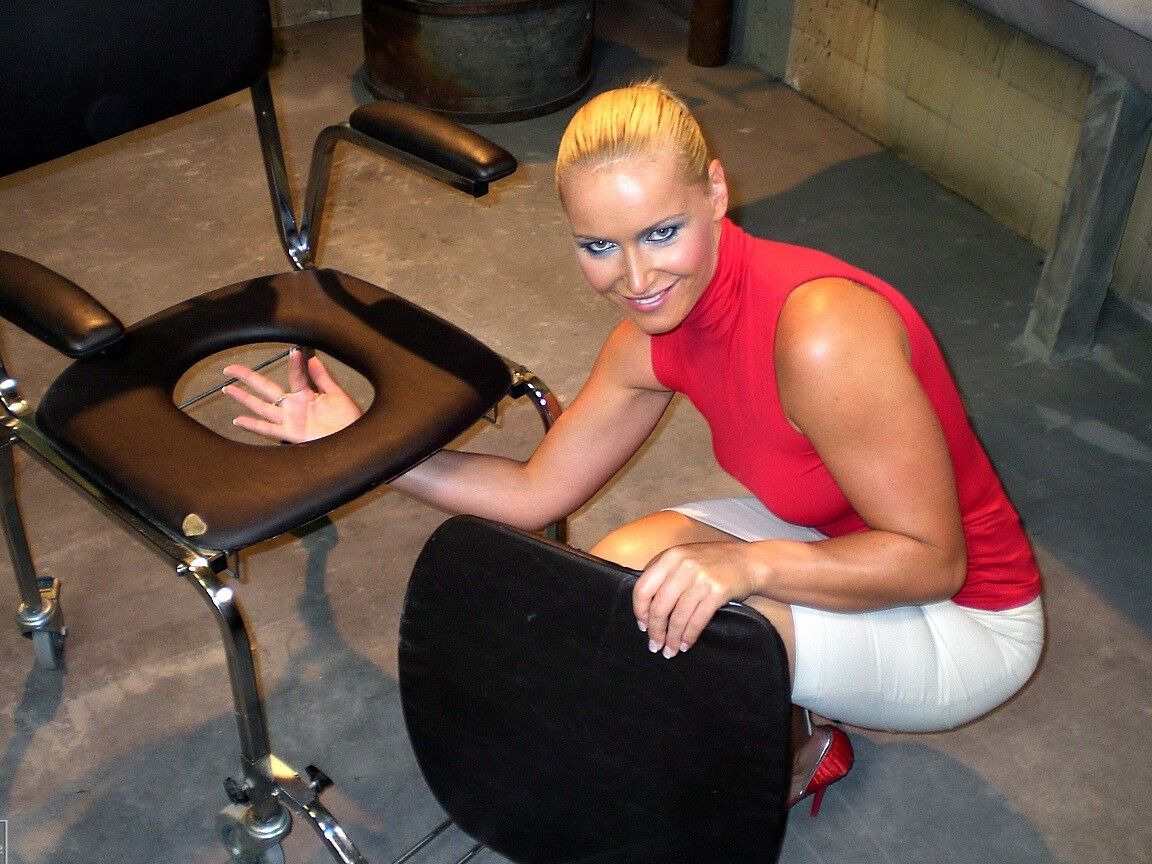 17P Behind the scenes BDSM action with blonde mistress and submissive chick