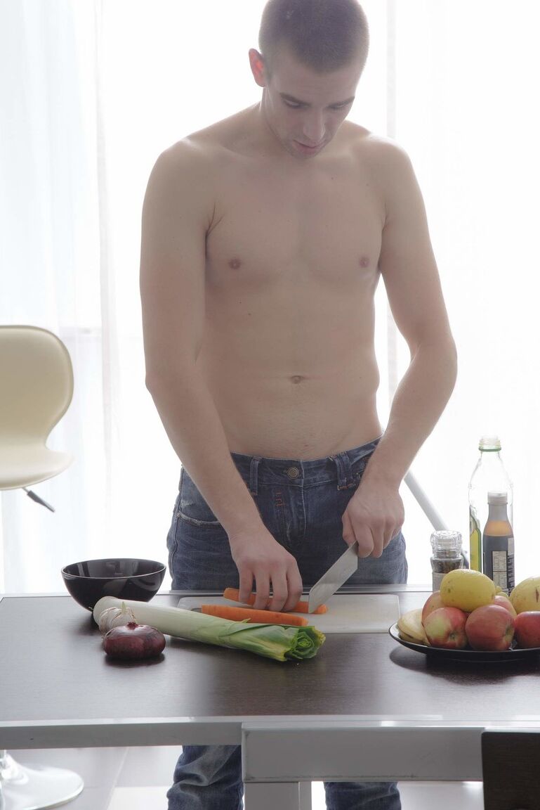 21P ガールフレンドのダニエラ C はクンニリングスを受け、昼食後に熱いセックスを楽しみます