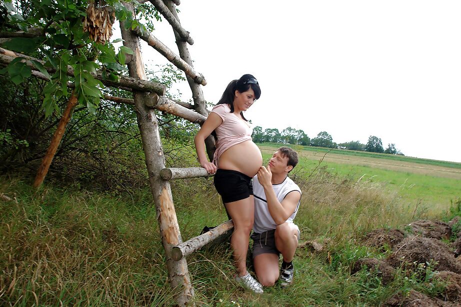 16P Une brune enceinte et salope se fait lécher la chatte et baiser en plein air