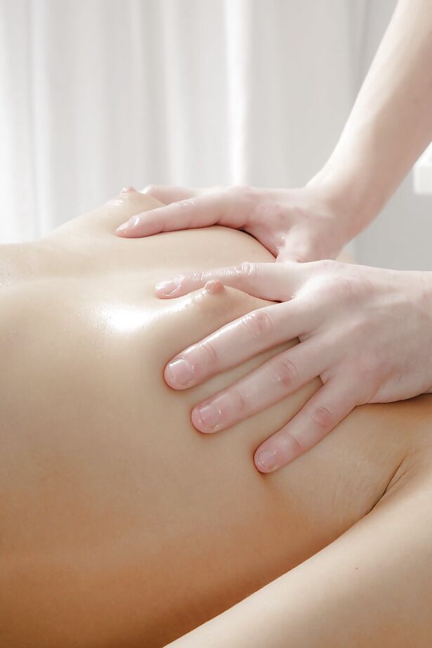 16P Petite adolescente Vira tendo uma bunda jovem perfeita massageada com óleo