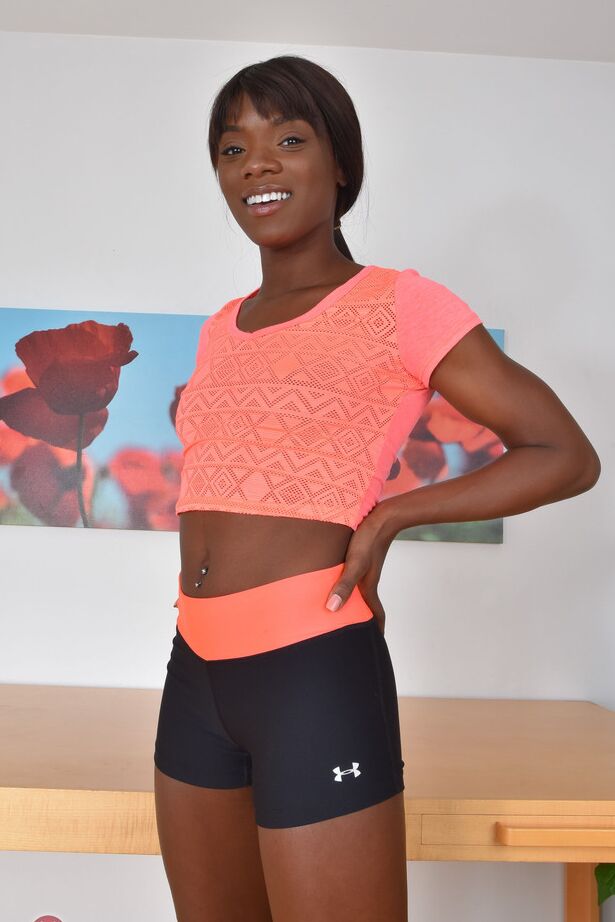 Ana Foxxx, amatrice africaine 16P, enlève son short moulant pour montrer sa chatte rose.
