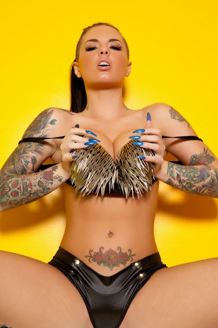 21P Adolescente morena tatuada com um sutiã sexy Christy Mack expõe seus peitos grandes