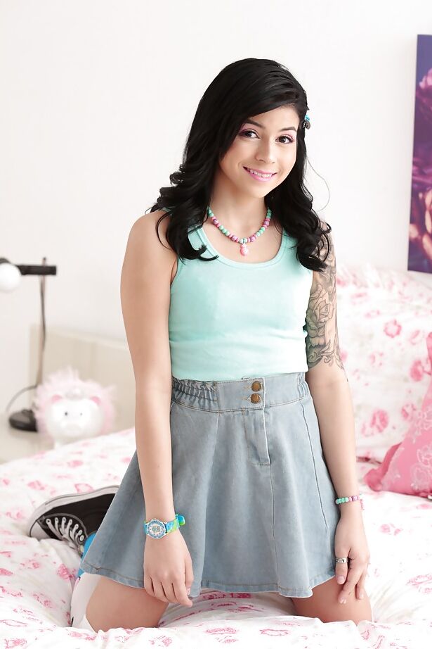 16P La linda latina solista Sadie Pop dejando al descubierto su pecho plano y su coño sin pelo