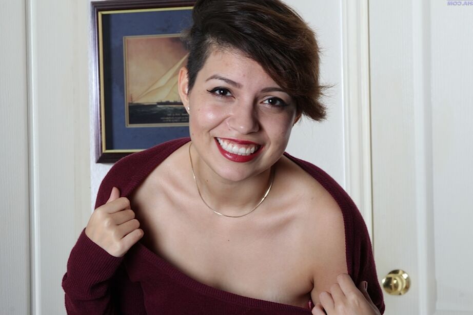 Die 16P Amateurin Natalie Odom zeigt ihre haarige Fotze und ihre natürlichen Titten