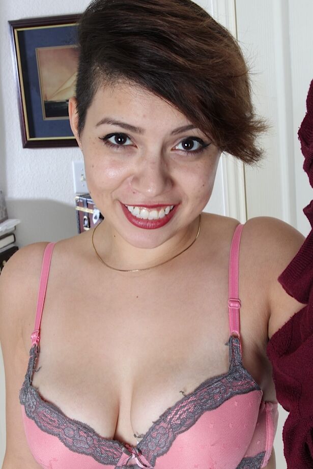 Die 16P Amateurin Natalie Odom zeigt ihre haarige Fotze und ihre natürlichen Titten