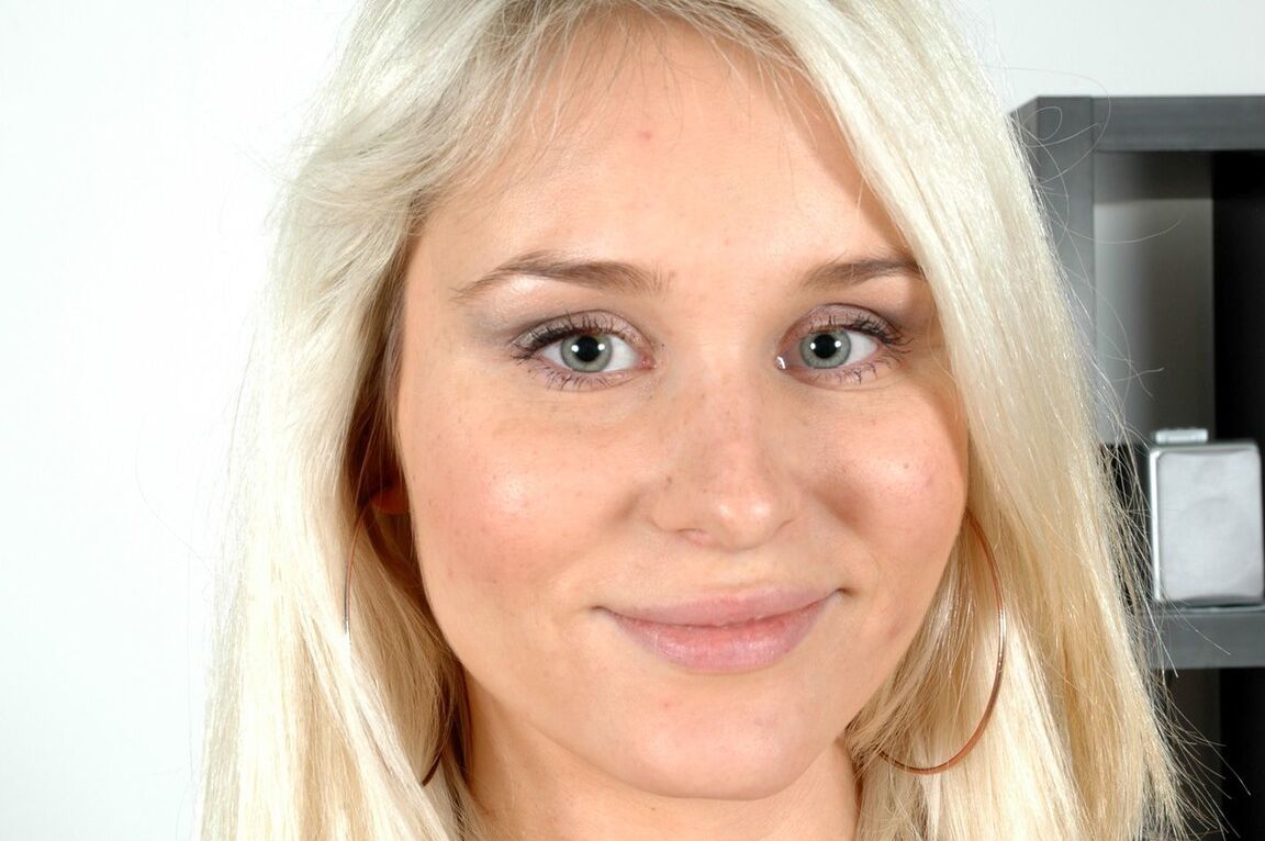 21P Loira grávida Laura Crystal revela seus grandes beliscões e vagina raspada