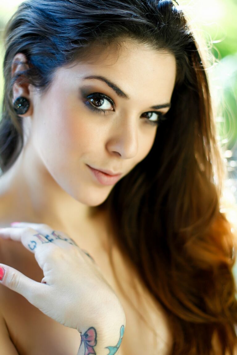 17P A garota tatuada Kayla Jane Danger tira o roupão para posar com meias brancas