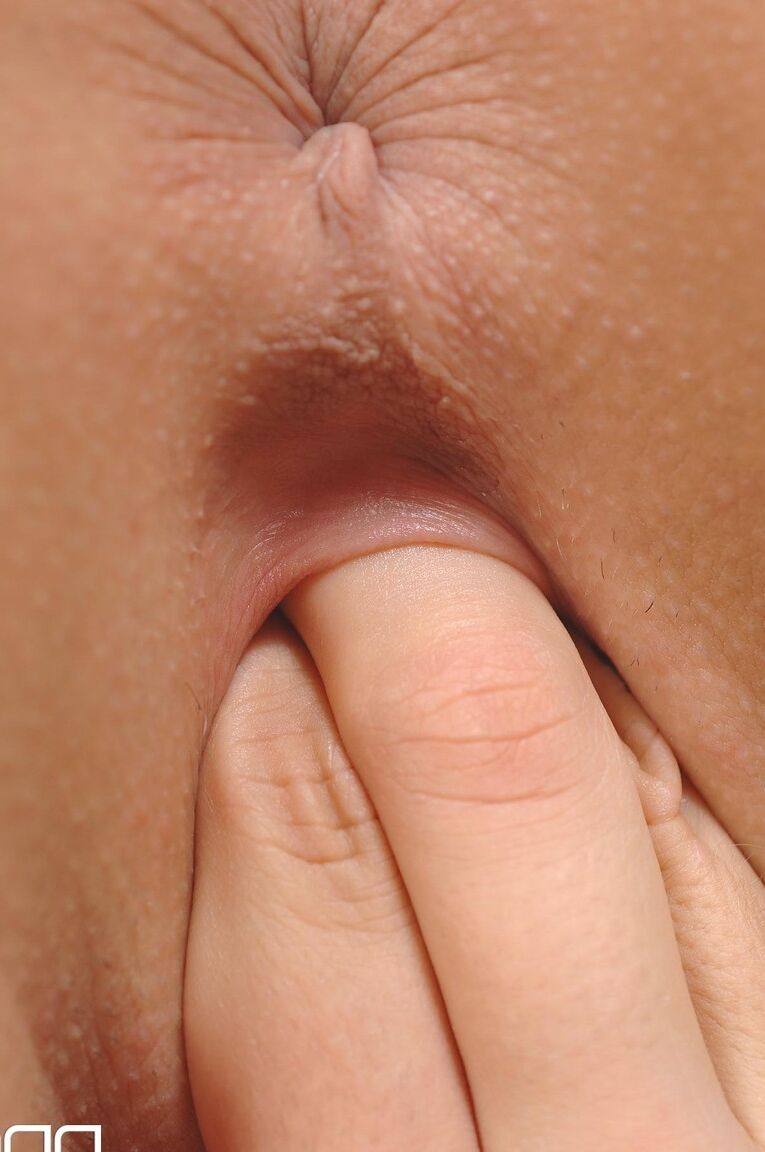 21P Sexy Playful Anne gibt atemberaubende Nahaufnahmen ihrer köstlichen rosa Muschi