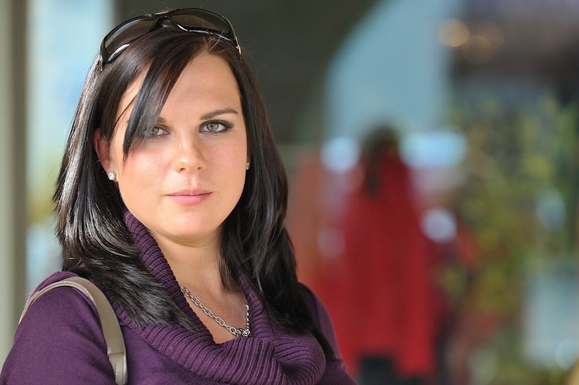 20P Die wunderschöne vollbusige Freundin Julie zeigt in der Öffentlichkeit ihr perfektes Naturtalent