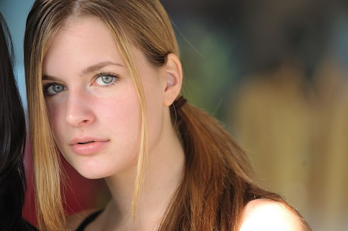 20P Die wunderschöne vollbusige Freundin Julie zeigt in der Öffentlichkeit ihr perfektes Naturtalent